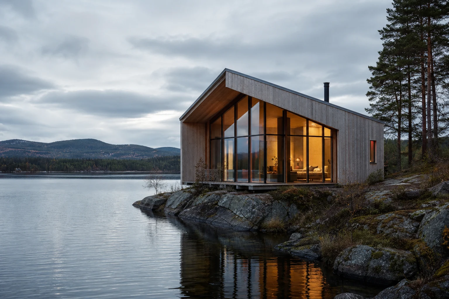Nordisk träpaviljong vid en stilla sjö i mjukt kvällsljus
